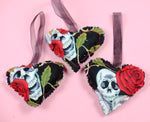 Skull Hanging Hearts - Black