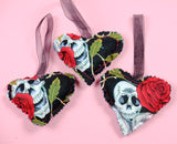 Skull Hanging Hearts - Black