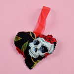 Skull Hanging Hearts - Black