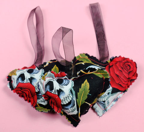 Skull Hanging Hearts - Black